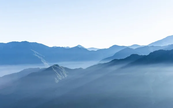 Туманная голубая гора Чжушань на Тайване — стоковое фото