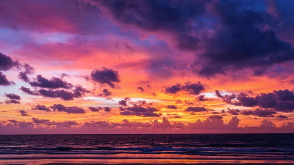 Ciel nuageux et coloré au coucher du soleil sur la plage de Phuket, Thaïlande — Photo