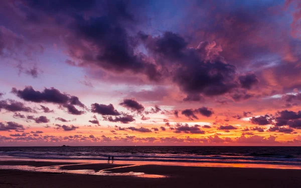 Ciel nuageux et coloré au coucher du soleil sur la plage de Phuket, Thaïlande — Photo