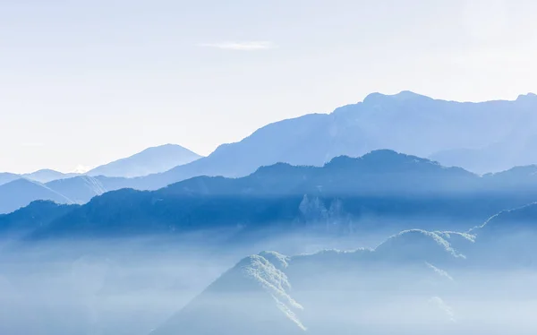 Туманные голубые горы Чжушань, Алишань на Тайване — стоковое фото