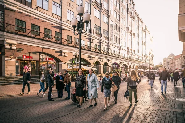 İnsanlar Arbat Sokağı'nda yürüyüş