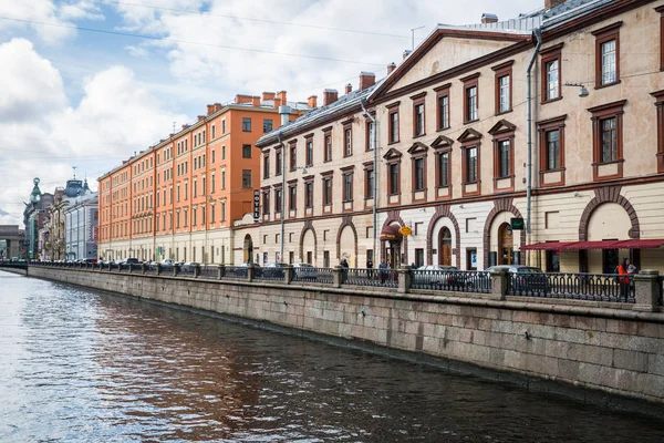 Красочные старые здания наряду с каналом в России — стоковое фото