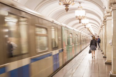Rus Metro parlak istasyonunda bulanık hareket