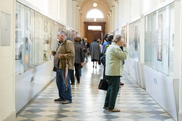 Travelers looking wall exhibition in museum — Stock Photo, Image