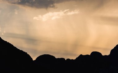 Güneş ışığı ve kontrast aralığı boyunca düşen yağmur