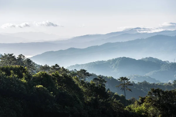 Montanhas panorâmicas cobertas de neblina e neblina — Fotografia de Stock