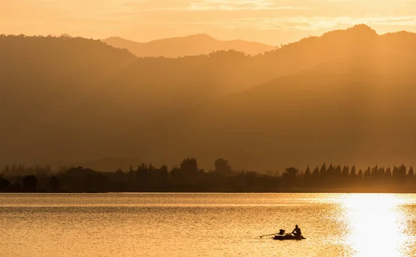 Золотой закат озера и гор — стоковое фото