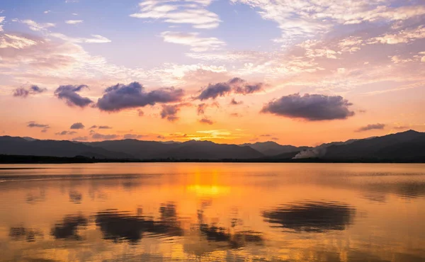 Отражение облаков и сумеречного неба над чистым озером — стоковое фото