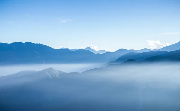 Утренняя сцена туманных голубых гор Чжушана на Тайване — стоковое фото