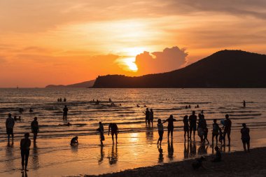Tayland kalabalık plaj altın günbatımı