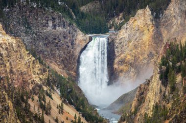 Yellowstone 'un Büyük Kanyonu' nun suları dökülüyor.