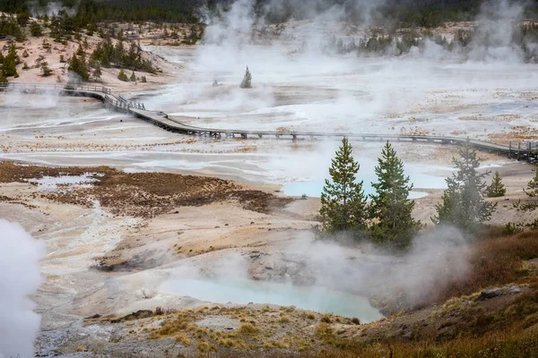 Hete omgeving in geiser bekkens van Yellowstone. — Stockfoto