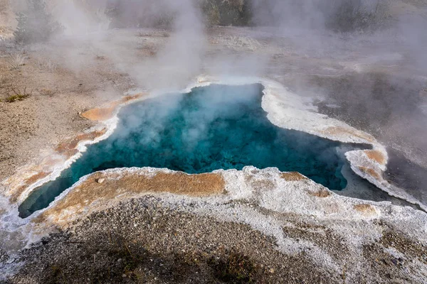 Blauw geiser bassin met kokend water van geothermische warmte. — Stockfoto