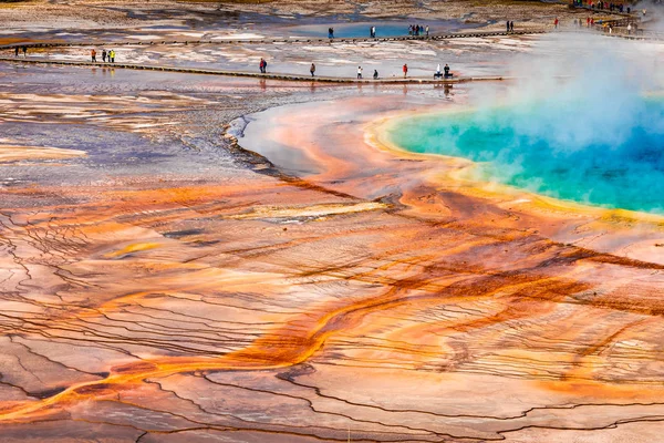 Fascinerende oranje en blauwe kleuren van Grand Prismatic Spring. — Stockfoto