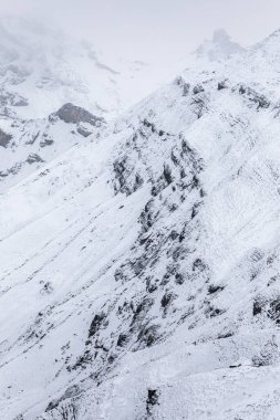 Karla kaplı dağların dikey manzarası