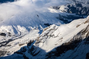 Bulutlu bir günde karlı dağ sırasının havası.