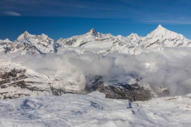 Gornergrat 'tan gelen hava karlı dağlarla çevrili..