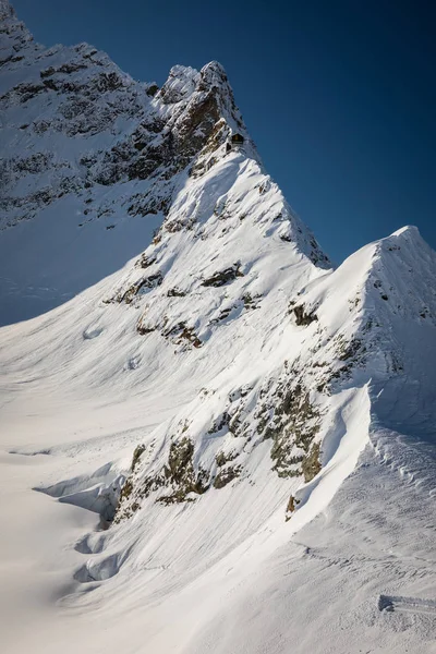 Cobertura de neve cume da montanha com céu azul . — Fotografia de Stock