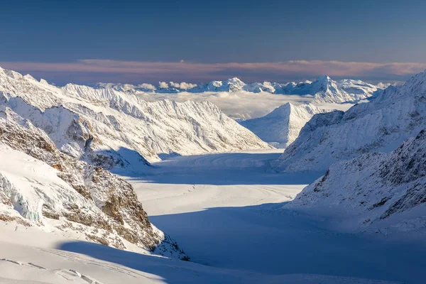 Cordilheira de montanhas cobertas de neve de Jungfrau no inverno . — Fotografia de Stock