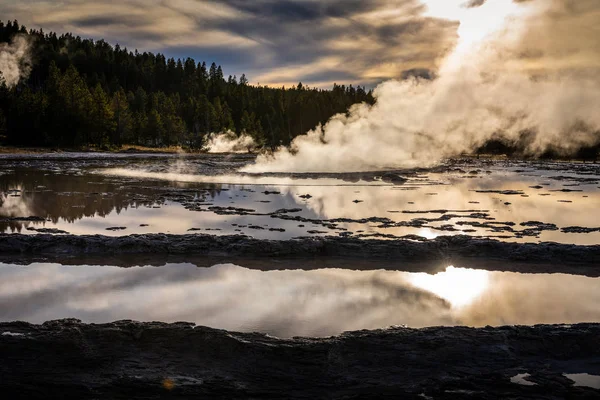 Panoramic view of Great Fountain geyser basin in Firehole lake o — Stock Photo, Image