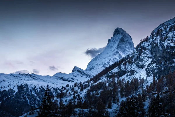 Cumbre nevada de Matterhorn después de la puesta del sol —  Fotos de Stock
