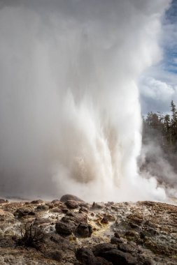Büyük su ve beyaz duman patlaması.