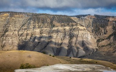 Mamut kaplıcasının içindeki kanyon, Yellowstone..