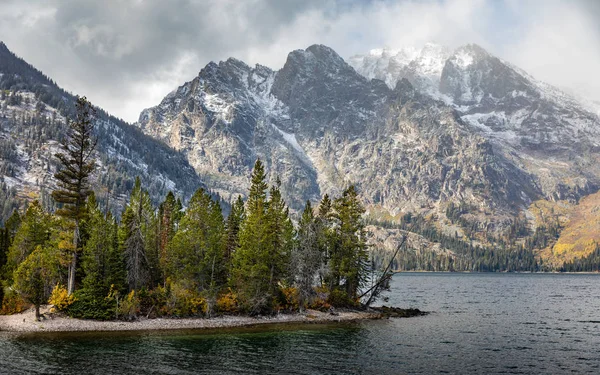 Jenny Lake, Grand Teton Ulusal Parkı 'nın dağ bölgesinde..