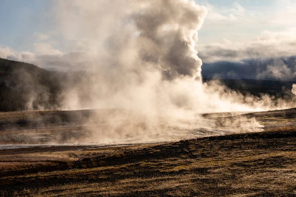 Old Faithful Famous Geyser Yellowstone National Park Wyoming Usa Exploding — Stock Photo, Image