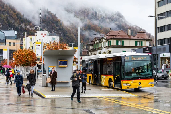 Интерлакен Швейцария Ноября 2019 Года Пассажиры Багажом Идущие Остановки Общественного — стоковое фото