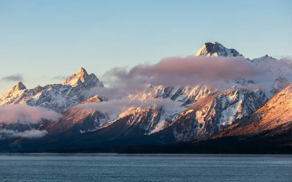 Bergkette Bedeckt Von Schnee Und Wolken Bei Sonnenaufgang Des Jackson — Stockfoto