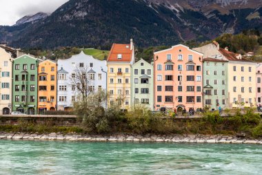 Innsbruck, Avusturya - 3 Kasım 2019: Innsbruck, Tyrol, Innsbruck 'taki Inn Nehri yakınlarındaki caddede renkli binalar.