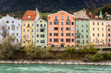 Innsbruck, Avusturya - 3 Kasım 2019: Innsbruck, Tyrol, Innsbruck 'taki Inn Nehri yakınlarındaki caddede renkli binalar.