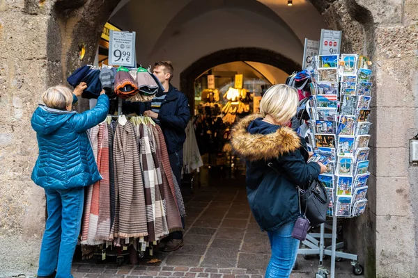 Инсбрук Австрия Ноября 2019 Года Туристы Выбирают Открытки Сувениры Стойках — стоковое фото