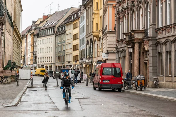 Мюнхен Германия Ноября 2019 Года Женщина Велосипеде Мокрой Пешеходной Улице — стоковое фото