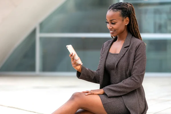 Možný Komerční Reklamní Portrét Podnikatelky Využitím Mobilního Telefonu Technologie Smartphonu — Stock fotografie