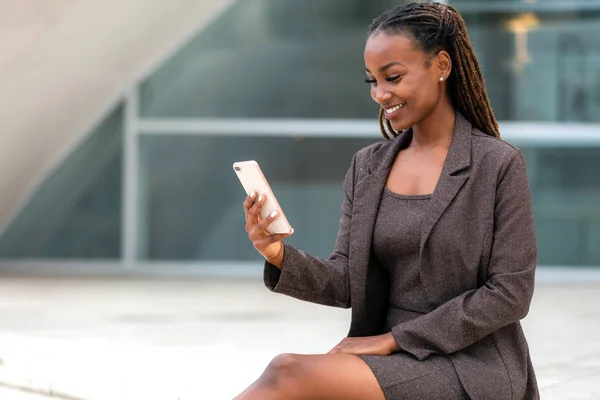 Business Woman Professional Portrait Using Mobile Phone Office Workplace — Stock Photo, Image