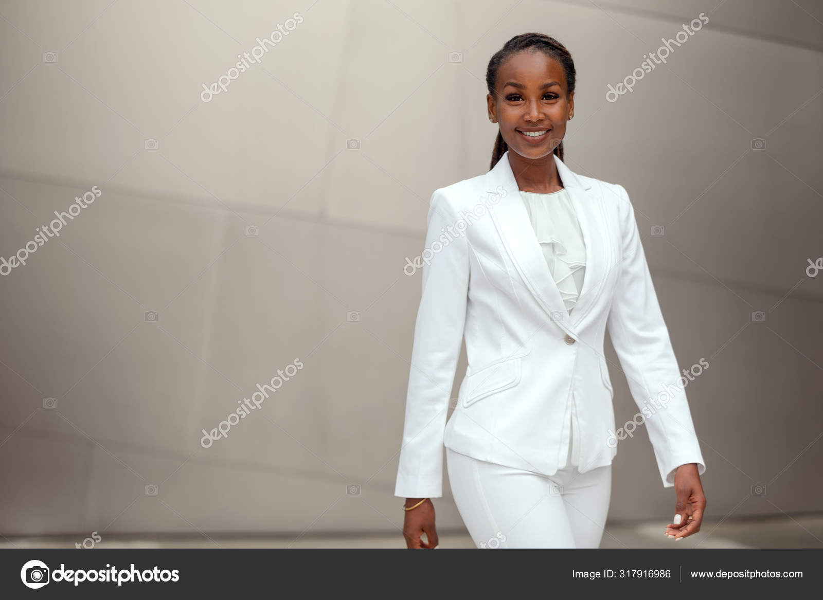 Sharply Vestido Elegante Mulher Negócios Andando Retrato Terno