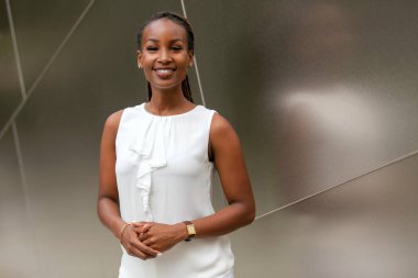 İş kadını yönetici portresi ayakta duruyor, finansal bankada başarılı gülümseyen personel, kurumsal ofis