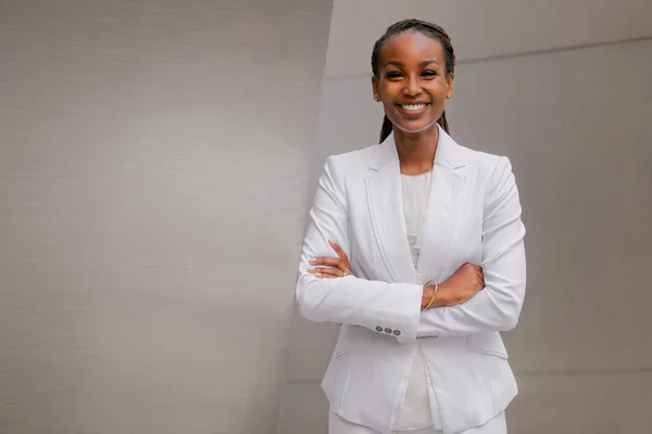 自信に満ちた成功したアフリカ系アメリカ人ビジネス女性 金融投資家 代表者 エグゼクティブ セールス 企業起業家の肖像 — ストック写真