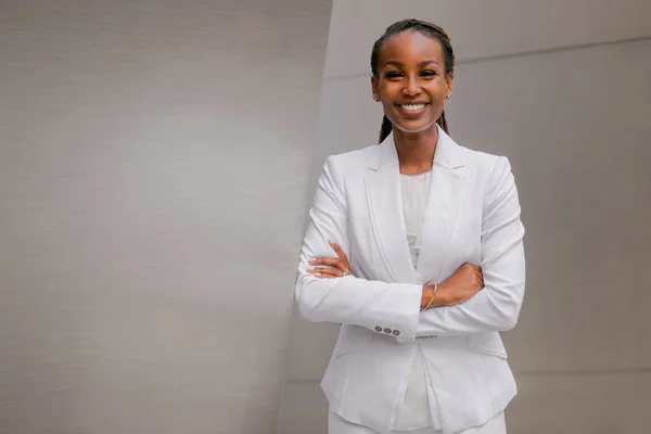 Kendinden emin ve başarılı bir Afro-Amerikan iş kadınının portresi, finansal yatırımcı, temsilci, yönetici, satış, kurumsal girişimci 