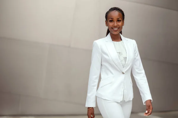 Mujer Negocios Elegante Bien Vestida Caminando Retrato Traje Lugar Trabajo —  Fotos de Stock