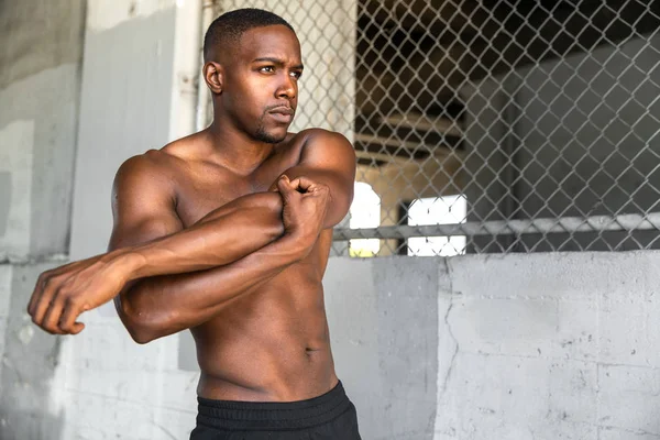 Afroamerikansk Manlig Idrottsman Skjorta Fri Muskulös Kropp Stretching Före Träning — Stockfoto