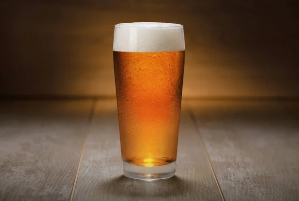ビール醸造所でおいしいクラフトビールピントガラス インペリアルイパペールエール ゴールデンブラウンカラー — ストック写真