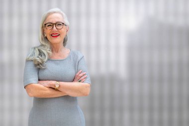 Emlak lideri, işletme yöneticisi, sahibi ve kurucusu, gökdelen inşaatında kendine güvenen bir bebek.