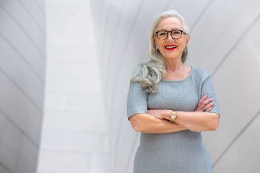 Kendinden emin yaşlı bir iş kadınının başarılı portresi, şirket sahibi, kurucusu, finans şirketinin CEO 'su.