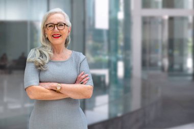 Yaşlı iş kadını Ceo ayakta ve gülümsüyor kendinden emin, başarılı, ofis binasında fotokopi alanı ile