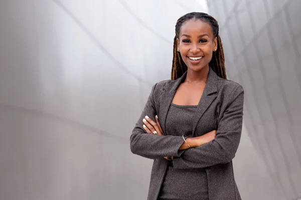 Bonita Pessoa Negócios Afro Americana Confiante Com Orgulho Sucesso Sorriso — Fotografia de Stock