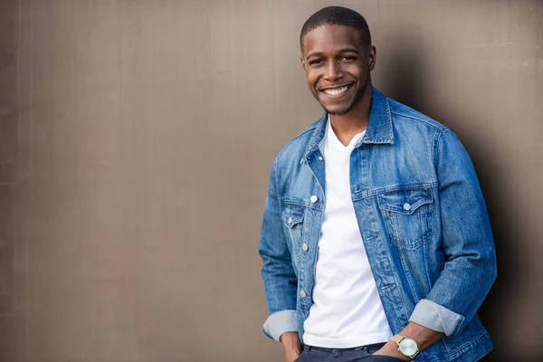 Gutaussehendes Afrikanisch Amerikanisches Männermodel Gut Aussehendes Lächelndes Lässiges Lifestyleporträt Trendiger — Stockfoto