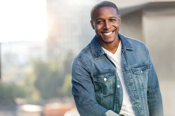 Modelo Masculino Comercial Afroamericano Con Sonrisa Perfecta Hermoso Encantador Cálido — Foto de Stock